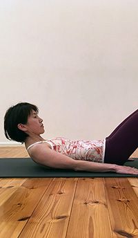 仰向けで頭を持ち上げると、首が痛い