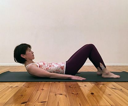 仰向けで頭を持ち上げると、首が痛い