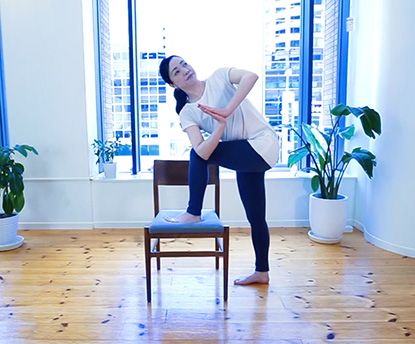 着替えもマットもいらない、チェアヨガ特集